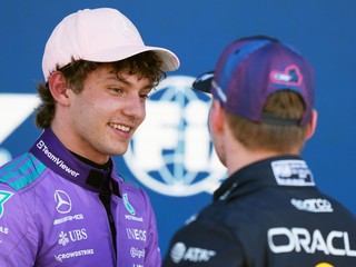 Kimi Antonelli si podáva ruku s Maxom Verstappenom po kvalifikácii na VC Miami 2026.
