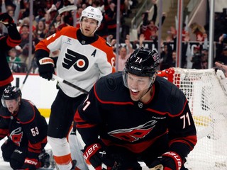 Taylor Hall (71) oslavuje víťazný gól Caroliny v predĺžení proti Philadelphii.