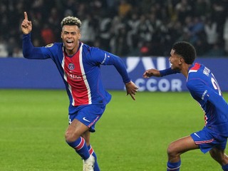 Futbalista Paríža St. Germain Desire Doue (vľavo) sa teší z gólu v zápase 33. kola Ligue 1 Paríž Saint-Germain - Stade Brest.