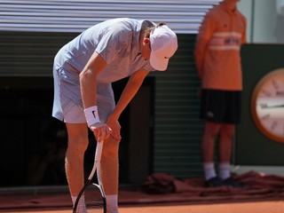 Jannik Sinner počas zápasu s Cerundolom na Roland Garros 2026.