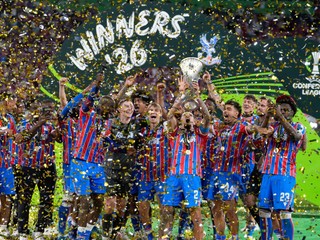 Hráči Crystal Palace oslavujú s trofejou Konferenčnej ligy.