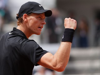 Jannik Sinner oslavuje zisk bodu proti Andrejovi Rubľovovi.
