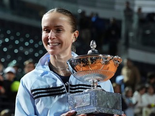 Elina Svitolinová sa teší z trofeje pre víťazku turnaja v Ríme.