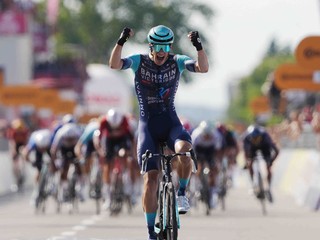 Belgičan Alec Segaert oslavuje triumf v 12. etape Giro d'Italia 2026.
