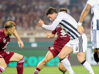 Hráč Juventusu Turín Dušan Vlahovič (9) v súboji počas záverečného 38. kola talianskej Serie A medzi FC Turín - Juventus Turín.