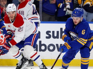Juraj Slafkovský a Zach Benson v zápase Montreal Canadiens - Buffalo Sabres.