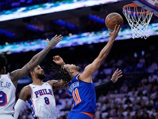 Hráč New Yorku Knicks Jalen Brunson zakončuje v zápase play-off proti Philadelphii 76ers.