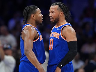 Hráči Miles McBride (vľavo) a Jalen Brunson oslavujú postup New Yorku Knicks.