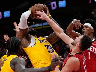 Basketbalista Los Angeles Lakers LeBron James v zápase 1. kola play-off NBA proti Houstonu.