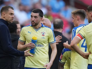 Na archívnej snímke z 25. apríla 2026 v Manchestri tréner Southamptonu Tonda Eckert (vľavo) sa rozpráva s hráčmi.