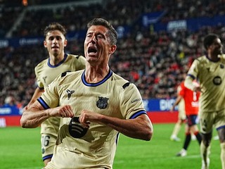Robert Lewandowski oslavuje gól.