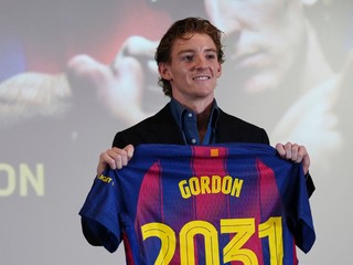 Barcelona podpísala zmluvu s Anthonym Gordonom.