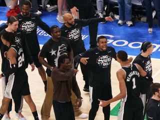 Hráč San Antonia Spurs  Victor Wembanyama (1) oslavuje so spoluhráčmi po výhre.