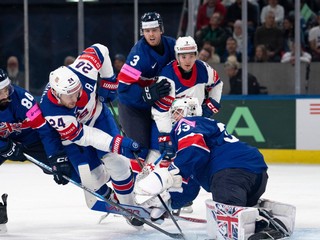 Fotka zo zápasu Veľká Británia - USA na MS v hokeji 2026.