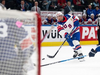 Americký hokejista Justin Faulk strieľa počas zápasu základnej A-skupiny Veľká Británia - USA.