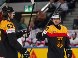 Nemecký hokejista Fabio Wagner (vpravo) sa raduje z gólu v zápase Nemecko - Veľká Británia.