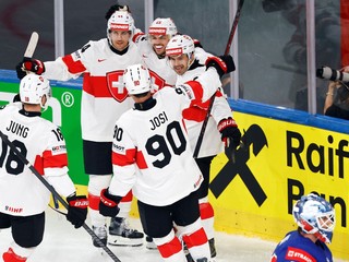 Švajčiarsko oslavuje gól v zápase proti USA na MS v hokeji 2026. 