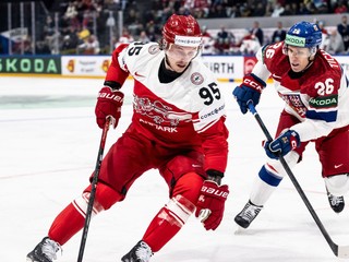 Dánsky útočník Nick Olesen v zápase proti Česko na MS v hokeji 2026.