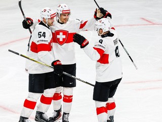 Švajčiarsko oslavuje gól proti USA na MS v hokeji 2026. 