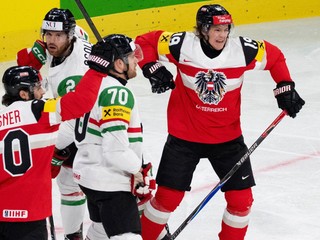 Rakúsky hokejista Vinzenz Rohrer (vpravo) sa teší z gólu počas zápasu základnej A-skupiny Rakúsko - Maďarsko na 89. majstrovstvách sveta v ľadovom hokeji v Zürichu.