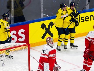 Švédi oslavujú gól na MS v hokeji 2026 proti Dánsku.