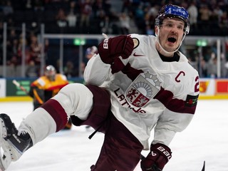 Rudolfs Balcers oslavuje gól proti Nemecku na MS v hokeji 2026.