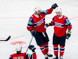 Jacob Berglund (vpravo) oslavuje hetrik.