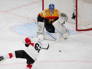 Denis Malgin strieľa v zápase Nemecko - Švajčiarsko na MS v hokeji 2026.