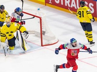 Čech Jakub Flek oslavuje gól do siete Švédska na MS v hokeji 2026.