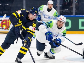 Na snímke Carl Grundström (vľavo) zo Švédska a Marcel Mahkovec (druhý sprava) bojujú o puk.