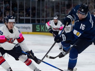 Aleksander Barkov v drese Fínska proti Veľkej Británii.