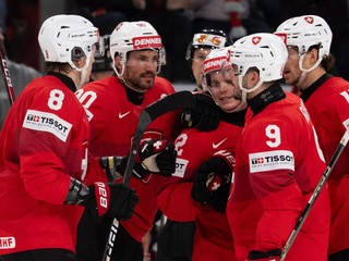 Švajčiarsky hráč Roman Josi (druhý zľava) oslavuje so spoluhráčmi gól proti Maďarsku.