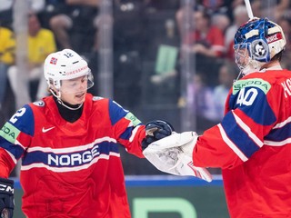 Nórsky hráč Noah Steen (vľavo) oslavuje s brankárom Henrikom Haukelandom po tom, ako skóroval počas zápasu základnej B-skupiny Nórsko - Švédsko.