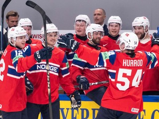 Hokejisti Nórska oslavujú gól v zápase Nórsko - Švédsko na MS v hokeji 2026. 