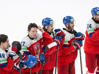 Sklamaní hokejisti Česka po prehre s Nórskom na MS v hokeji 2026.