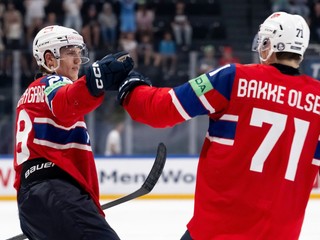 Nór Michael Brandsegg-Nygard (vľavo) oslavuje víťazný gól proti Dánsku na MS 2026.