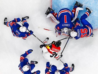 Fotka zo zápasu USA - Rakúsko na MS v hokeji 2026.