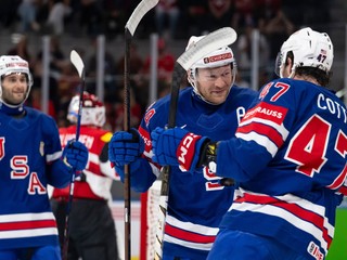 Hokejisti USA oslavujú gól proti Rakúsku na MS v hokeji 2026.