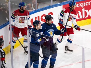 Konsta Helenius a Aleksander Barkov oslavujú gól v zápase Fínsko - Česko vo štvrťfinále MS v hokeji 2026. 