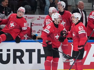 Hokejisti Švajčiarska oslavujú gól v semifinále proti Nórsku na MS v hokeji 2026.