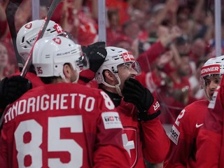 Hokejisti Švajčiarska oslavujú gól proti Nórsku v semifinále MS v hokeji 2026. 