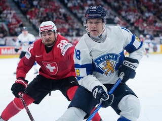 Timo Meier a Vili Saarijarvi počas finále MS v hokeji 2026 Švajčiarsko - Fínsko. 
