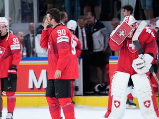 Hráči Švajčiarska po prehre vo finále MS 2026.