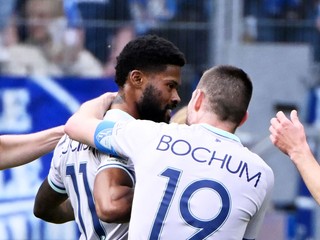Matúš Bero (vpravo) z Bochumu sa teší z gólu spoluhráča Moritza-Broniho Kwartenga (uprostred).
