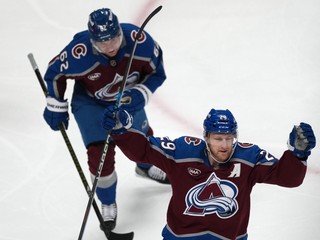 Vpredu Nathan MacKinnon a Artturi Lehkonen oslavujú gól proti Minnesote.