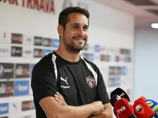 Na snímke tréner Spartaka Antonio Muňoz počas tlačového brífingu pred štartom letnej prípravy v Trnave.