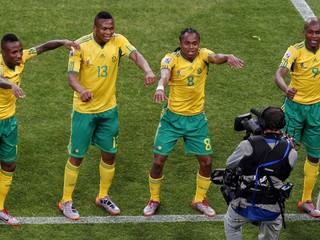 Siphiwe Tshabalala oslavuje so spoluhráčmi otvárací gól na MS vo futbale 2010.