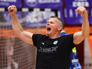Hlavný tréner Tatrana Prešov Radoslav Antl sa raduje z víťazstva vo štvrtom zápase finále play off Niké Handball extraligy v hádzanej mužov medzi HK Bojnice a Tatran Prešov.