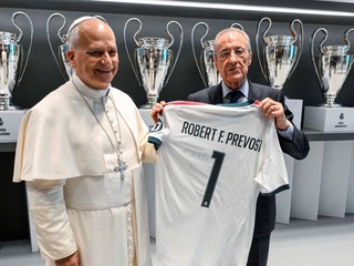 Pápež Pope Leo XIV sa stretáva s prezidentom klubu Real Madrid Florentinom Pérezom.