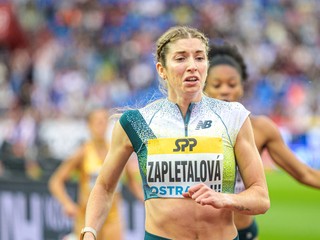 Slovenská bežkyňa Emma Zapletalová súťaží v behu na 400 metrov počas hlavného programu atletického mítingu Zlatá tretra.